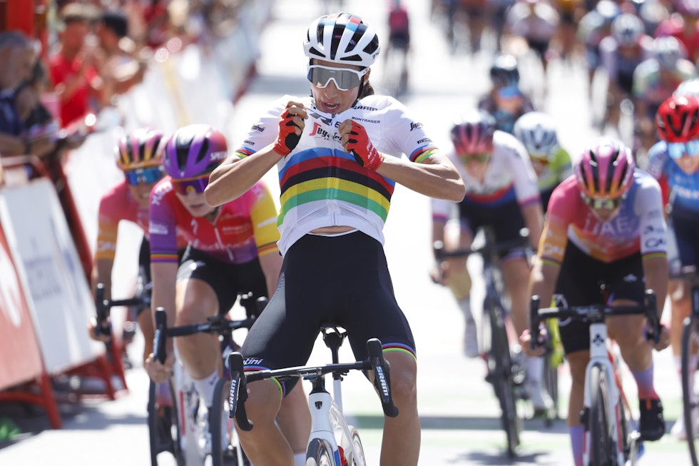 ÅRET I VM-TRØYA SNART OVER - ELLER?: Elisa Balsamo kysser regnbuetrøya etter etappeseier i La Vuelta for et par uker siden. Foto: Cor Vos