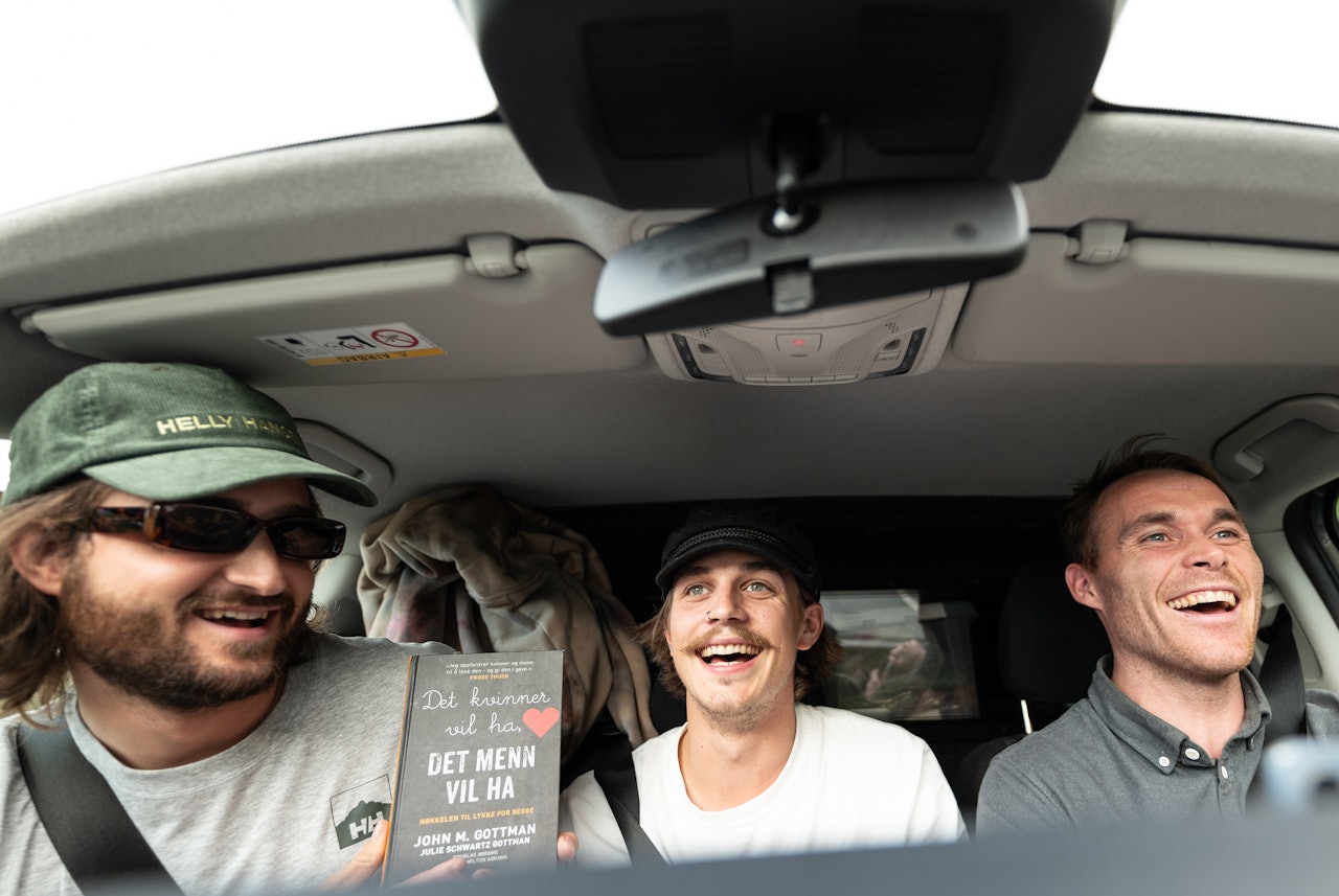 CREW: Disse tre karene reiser landet rundt med fete skifilmer i en måned fra omtrent i dag. Turnésjef Petter Westgaard til venstre, fotograf Simon Sjøkvist i midten og speaker Magnar Musum bak rattet. CREW: Disse tre karene reiser landet rundt med fete skifilmer i en måned fra omtrent i dag. Turnésjef Petter Westgaard til venstre, fotograf Simon Sjøkvist i midten og speaker Magnar Musum bak rattet.