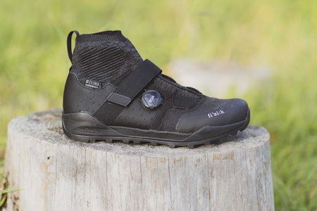 HØST-SKO: Fizik Terra Clima X2 er en litt varmere sko til de kalde høstdagene. Foto: Kristoffer H. Kippernes. test av fizik sykkelsko