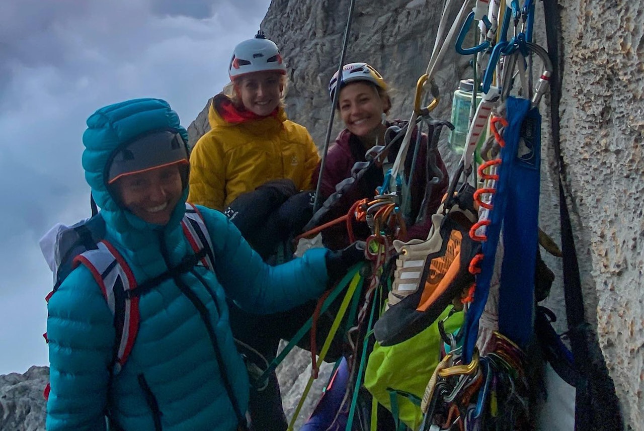 ANDRE BESTIGNING: Brette Harrington (til venstre), Matilda Söderlund (i midten) og Sasha DiGulian på plass i den store veggen. ANDRE BESTIGNING: Brette Harrington (til venstre), Matilda Söderlund (i midten) og Sasha DiGulian på plass i den store veggen.