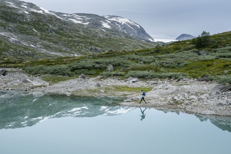 BREHEIMEN: Adam spring langs kanten av Fivlemyrane for å blidgjere fotografen med ein refleksjonsbilde. Fivlemyrane er ikkje lengre ei myr, men eit vatn i Nørdstedalen som er oppdemt. Foto: Vegard Aasen breheimen