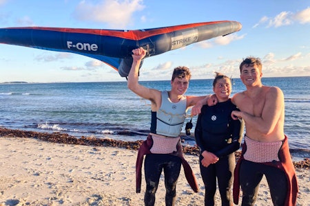 Francis Gautneb (t.v.) er historiens første norgesmester i slalåm wingfoil. Foto: Jorunn Horgen Francis Gautneb (t.v.) er historiens første norgesmester i slalåm wingfoil. Foto: Jorunn Horgen