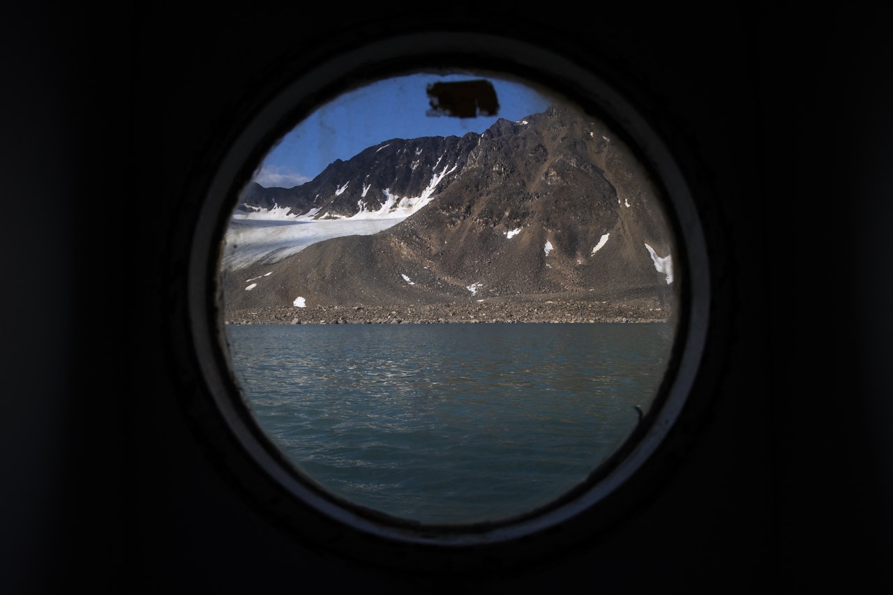 SÅRBART: Svalbard er utsatt for langtransportert forurensning fra luft- og havstrømmer. Men en utslippsaktør dominerer. Foto: Abaca SÅRBART: Svalbard er utsatt for langtransportert forurensning fra luft- og havstrømmer. Men en utslippsaktør dominerer. Foto: Abaca