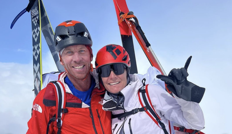 PÅ TOPPEN: Jim Morrison har delt blant annet dette bildet av seg selv og kona på toppen av Manaslu kort tid før ulykken. Foto: Privat PÅ TOPPEN: Jim Morrison har delt blant annet dette bildet av seg selv og kona på toppen av Manaslu kort tid før ulykken. Foto: Privat