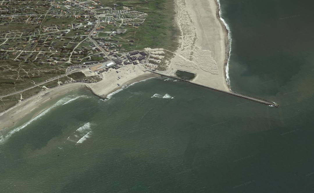 NORRE VORUPØR: Nr. Vorupør er en liten, sjarmerende by med en molo som stikker ut på sørsiden av stranden.