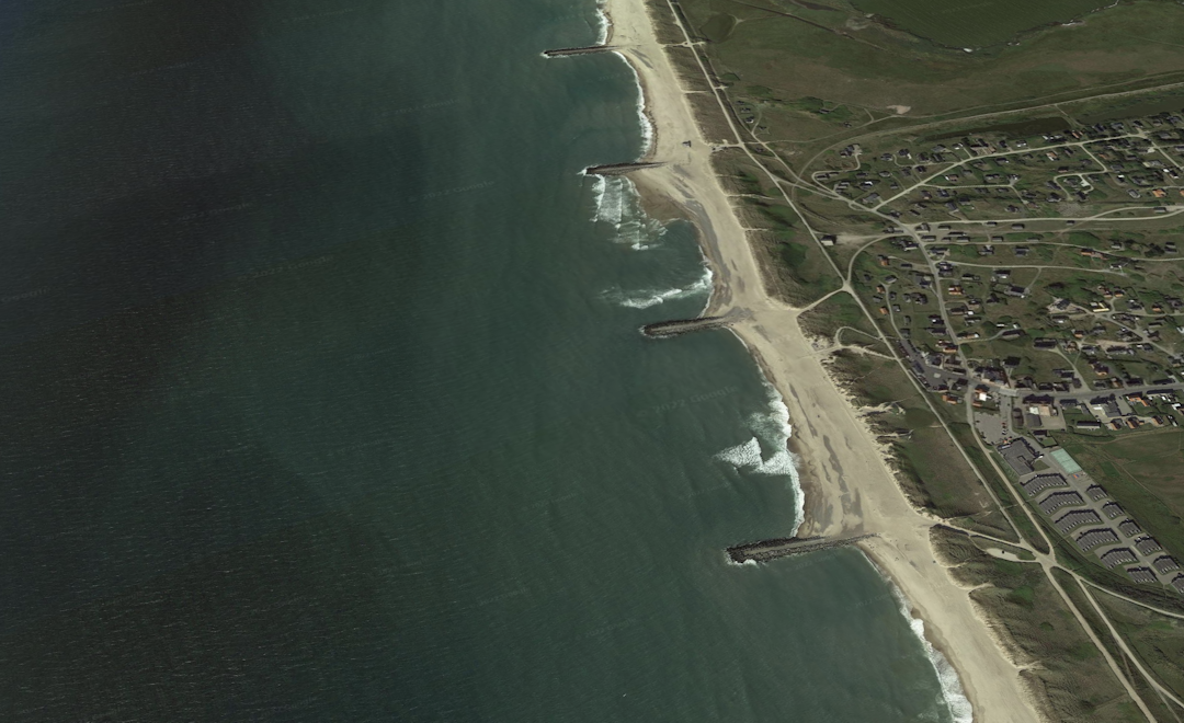 AGGER: På riktig store dager går det gjetord om at Danmarks største bølger slår inn på kyststripen ved Agger..