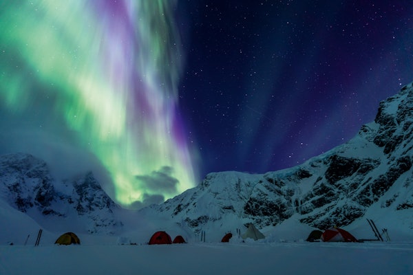 NATTLAMPE: Nordlyset dansar over campen vår på Sydbreen ei iskald aprilnatt. NATTLAMPE: Nordlyset dansar over campen vår på Sydbreen ei iskald aprilnatt.