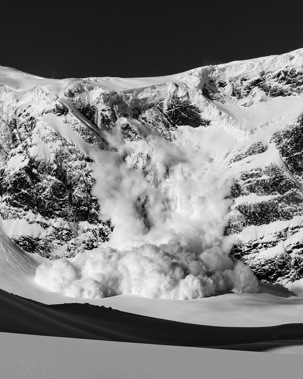 KALVING: Breen på Jiehkkevárri kalva fleire gonger kvar dag, og drog med seg enorme mengdar snø! Fjellsida er til samanlikning omlag 700 høgdemeter. KALVING: Breen på Jiehkkevárri kalva fleire gonger kvar dag, og drog med seg enorme mengdar snø! Fjellsida er til samanlikning omlag 700 høgdemeter.