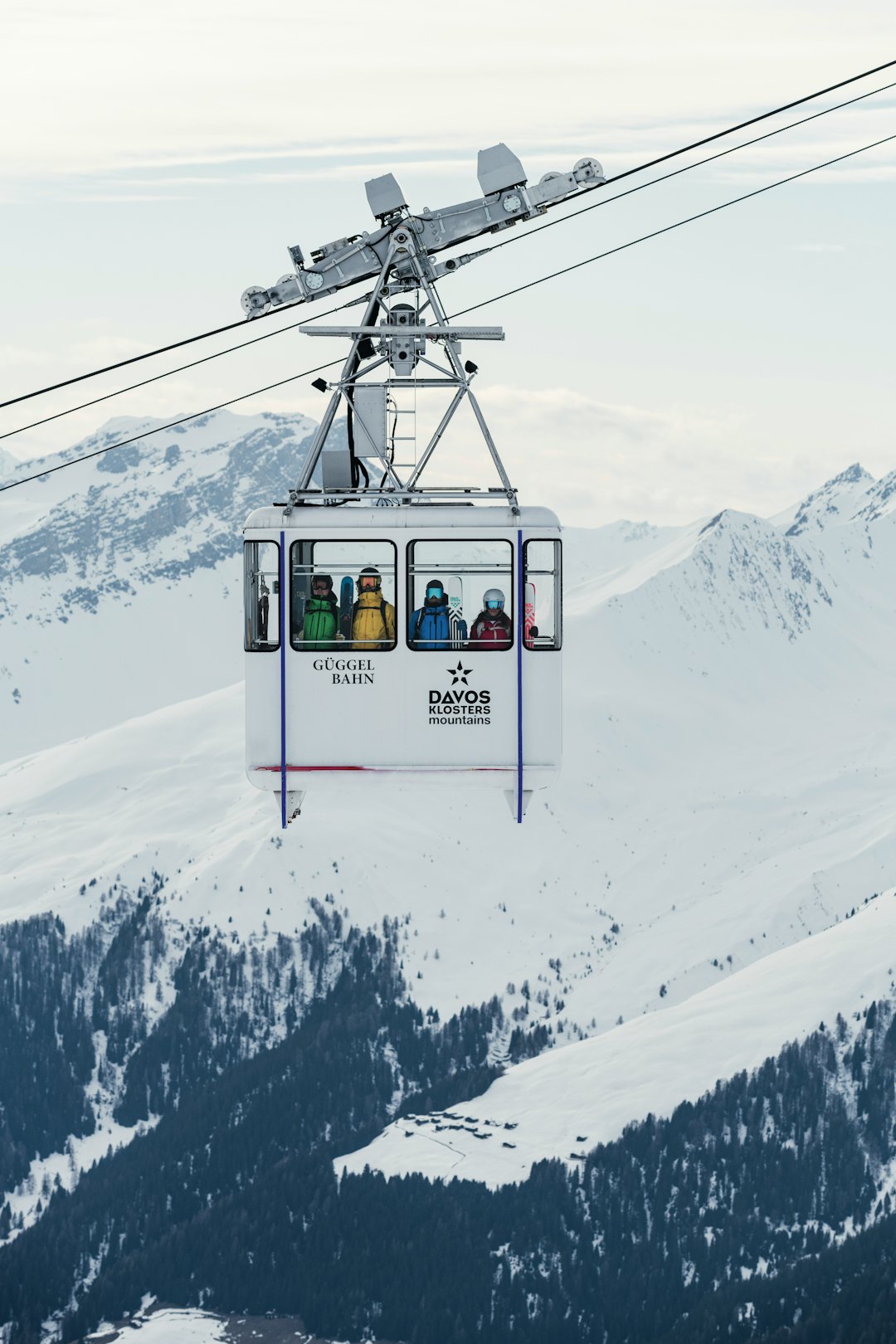 DAVOS-KLOSTERS: Fargesortert gjeng i Güggelbahn. Skianlagget i Klosters henger sammen med Davos. Foto: Mattias Fredriksson