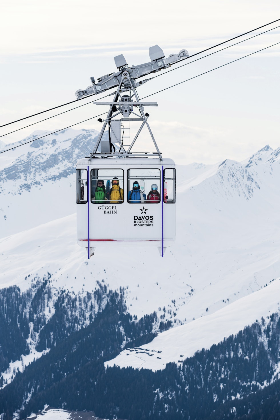 DAVOS-KLOSTERS: Fargesortert gjeng i Güggelbahn. Skianlagget i Klosters henger sammen med Davos. Foto: Mattias Fredriksson DAVOS-KLOSTERS: Fargesortert gjeng i Güggelbahn. Skianlagget i Klosters henger sammen med Davos. Foto: Mattias Fredriksson