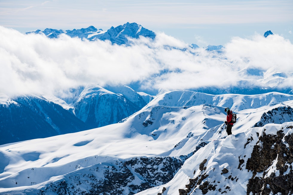 PÅ LEIT: Giulia Monego leter etter gode svinger fra Weissfluhgipfel. Foto: Mattias Fredriksson PÅ LEIT: Giulia Monego leter etter gode svinger fra Weissfluhgipfel. Foto: Mattias Fredriksson
