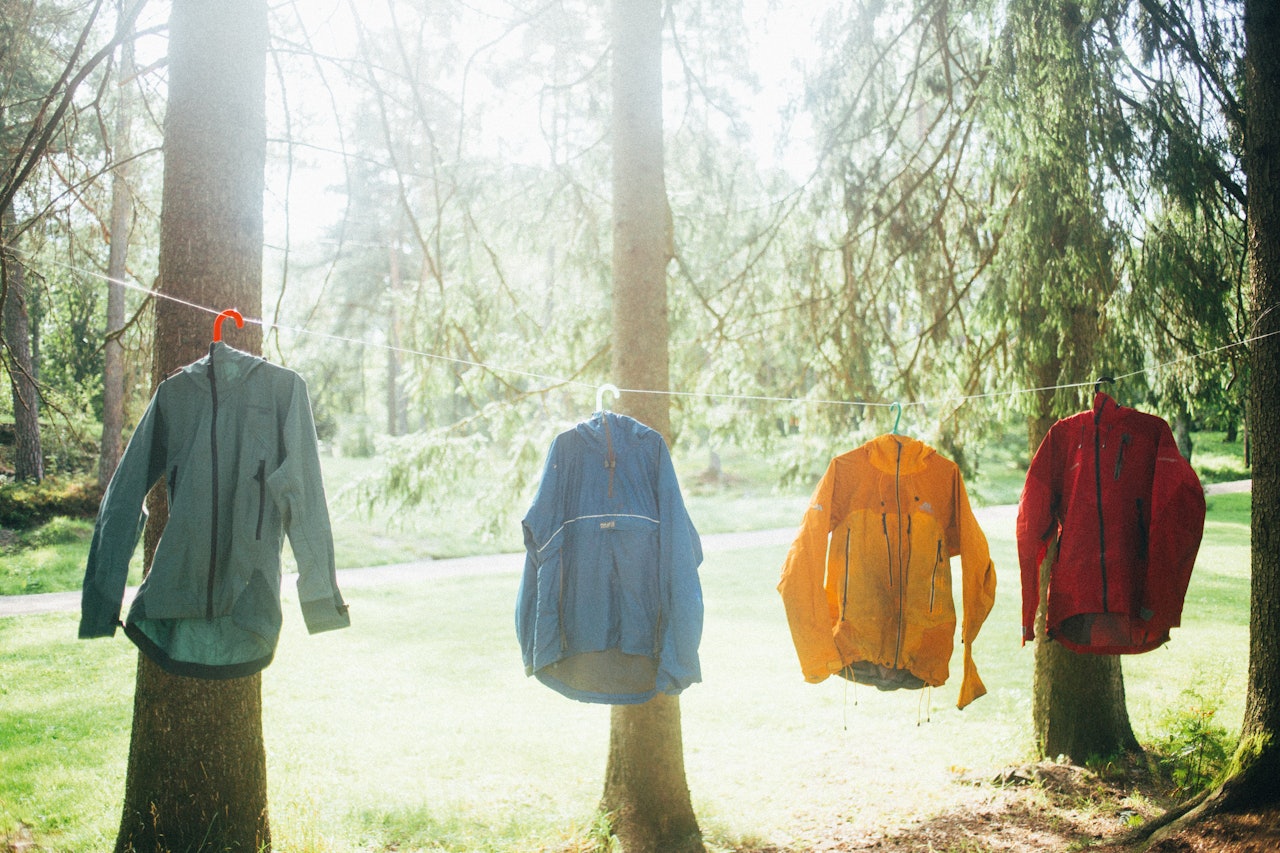 GODT BRUKT: Velbrukte turjakker hengt opp for fotografering ved Sognsvann. GODT BRUKT: Velbrukte turjakker hengt opp for fotografering ved Sognsvann.
