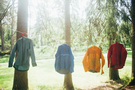 GODT BRUKT: Velbrukte turjakker hengt opp for fotografering ved Sognsvann. GODT BRUKT: Velbrukte turjakker hengt opp for fotografering ved Sognsvann.