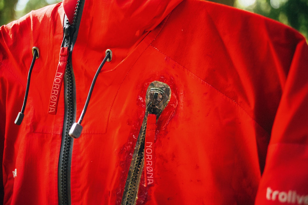 LIM: Et forsøk på å reparere glidelåsen som løsnet. LIM: Et forsøk på å reparere glidelåsen som løsnet.