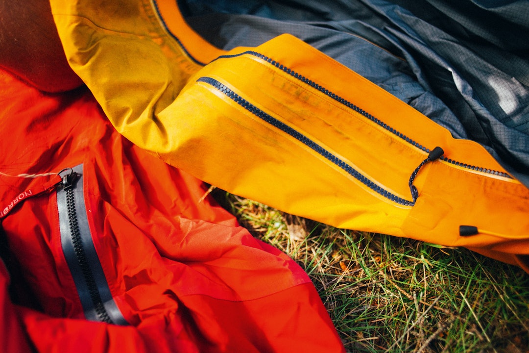GORE-TEX: To skalljakker som har fått juling av eier og natur. Foto: Kristoffer Kippernes GORE-TEX: To skalljakker som har fått juling av eier og natur. Foto: Kristoffer Kippernes