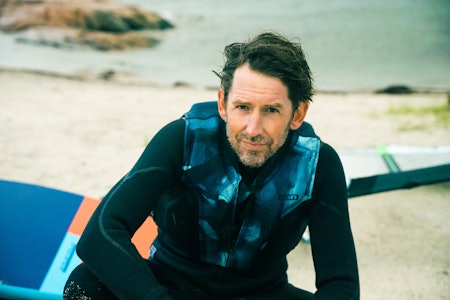 IVRIG: Odd Nordstoga tikker av alle bokser som definerer ham som windsurfer. Dessuten er han over middels ivrig. Såpass ivrig er han, at seilsesongen dras helt ut i desember. Det er lenger enn de fleste windsurfere tør å holde på. Foto: Christian Nerdrum IVRIG: Odd Nordstoga tikker av alle bokser som definerer ham som windsurfer. Dessuten er han over middels ivrig. Såpass ivrig er han, at seilsesongen dras helt ut i desember. Det er lenger enn de fleste windsurfere tør å holde på. Foto: Christian Nerdrum