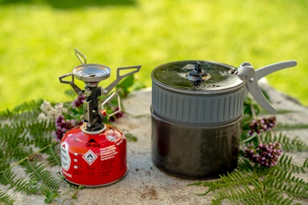 POCKET ROCKET DELUXE: DXL-varianten av dette produktet (du får kjøpt brenneren uten DXL-pakken, også) er en liten kjele med lokk og tilhørende klype. Foto: Brynjar Tvedt POCKET ROCKET DELUXE: DXL-varianten av dette produktet (du får kjøpt brenneren uten DXL-pakken, også) er en liten kjele med lokk og tilhørende klype. Foto: Brynjar Tvedt