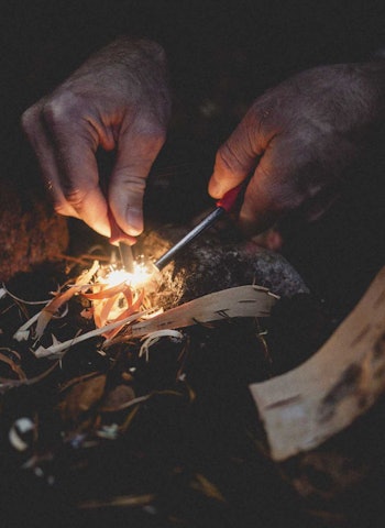 FÅ FYR: Hardt metall mot tennstål produserer gnister med en temperatur på over 1500 grader. Å få ild på denne måten skaper definitivt mestringsfølelse. Foto: Gunhild Aaslie Soldal tennstål