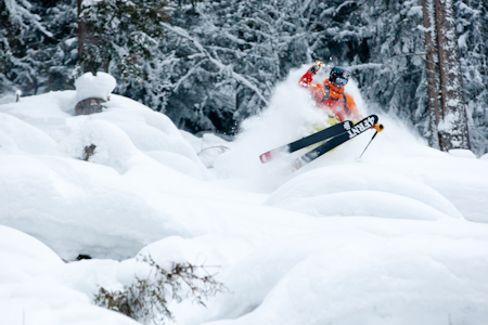 Skilegenden Eric Hjorleifson kommer høyst sannsynlig til å ha glede av værfenomenet La Nina, hvis han holder seg i British Colombia i vinter. Foto: Matchstick Productions