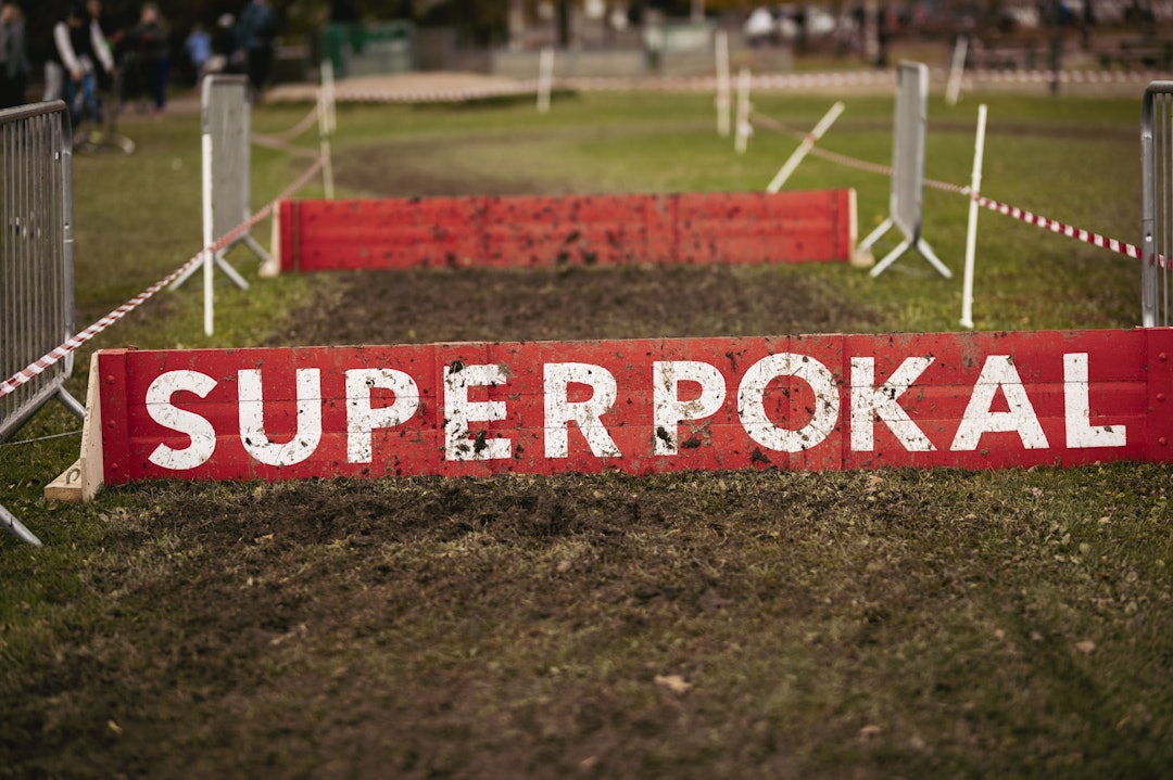 HINDER: Enkelte av syklistene gjør et såkalt bunny hop over hinderne i løypa, mens andre må av sykkelen og hoppe til fots. HINDER: Enkelte av syklistene gjør et såkalt bunny hop over hinderne i løypa, mens andre må av sykkelen og hoppe til fots.