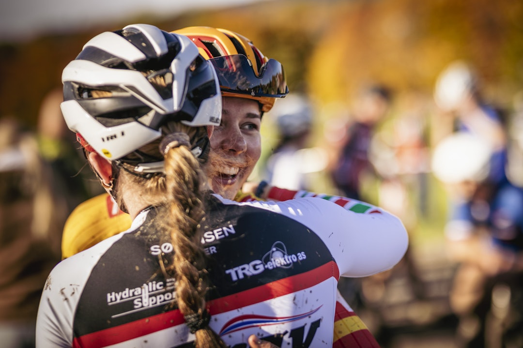 «TAKK FOR KAMPEN»: Oda Laforce og Anne Dorthe Ysland gir hverandre en klem etter duellen i Superpokal.