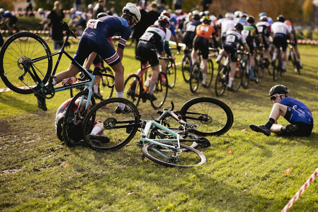 KNALL OG FALL: Det var hektisk ut fra start og her ryker tre ryttere i bakken. Forhåpentlig fikk de en myk landing i gresset på Voldsløkka. KNALL OG FALL: Det var hektisk ut fra start og her ryker tre ryttere i bakken. Forhåpentlig fikk de en myk landing i gresset på Voldsløkka.