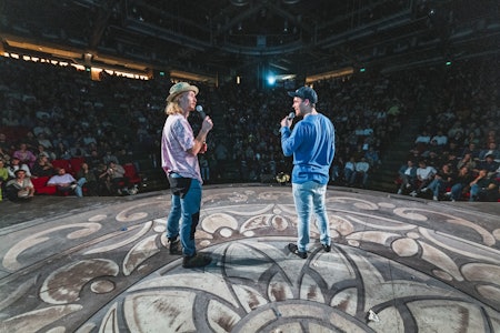 FULLE HUS: Martin Venedik (som portretterer i Divine Playground på årets Tour) og Magnar Musum på Film Tour i Oslo. Foto: Simon Sjøvkvist FULLE HUS: Martin Venedik (som portretterer i Divine Playground på årets Tour) og Magnar Musum på Film Tour i Oslo. Foto: Simon Sjøvkvist