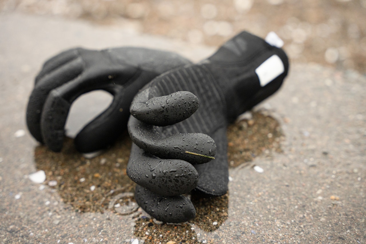 THE CLAW: Formen er kurvet i et grep der panelene i neoprenet er limt sammen, fingereledd for fingerledd. Foto: Christian Nerdrum THE CLAW: Formen er kurvet i et grep der panelene i neoprenet er limt sammen, fingereledd for fingerledd. Foto: Christian Nerdrum