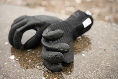 THE CLAW: Formen er kurvet i et grep der panelene i neoprenet er limt sammen, fingereledd for fingerledd. Foto: Christian Nerdrum THE CLAW: Formen er kurvet i et grep der panelene i neoprenet er limt sammen, fingereledd for fingerledd. Foto: Christian Nerdrum