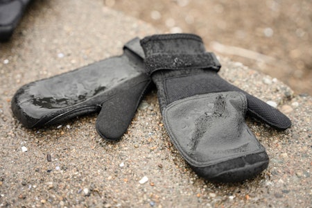 TETT MED FRIKSJONSBELEGG: Ion Closed Palm Mitten 3/2 mm holder et stykke inn og ut av sesong. Den er tett, men ikke glovarm med det gummibelagte stoffet på innsiden av hånden. Foto: Christian Nerdrum TETT MED FRIKSJONSBELEGG: Ion Closed Palm Mitten 3/2 mm holder et stykke inn og ut av sesong. Den er tett, men ikke glovarm med det gummibelagte stoffet på innsiden av hånden. Foto: Christian Nerdrum