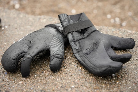 NEIL PRYDE: Pekefingeren i den 5 mm tykke votten er fri fra resten av votten, og sørger for litt ekstra mobilitet. NEIL PRYDE: Pekefingeren i den 5 mm tykke votten er fri fra resten av votten, og sørger for litt ekstra mobilitet.