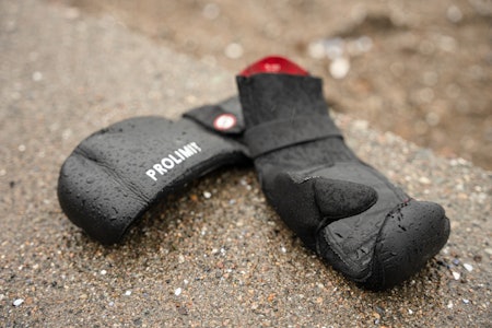 TETT VOTT: Pro Limit Closed Palm Direct grip 3 mm har et tynt gummiaktig, vulkanisert stoff på innsiden av hånden som sørger for god kontakt og godt grep med bom, controlbar og håndtak. TETT VOTT: Pro Limit Closed Palm Direct grip 3 mm har et tynt gummiaktig, vulkanisert stoff på innsiden av hånden som sørger for god kontakt og godt grep med bom, controlbar og håndtak.