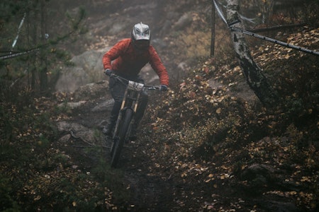 KREVENDE: Våte forhold gjorde at rytterene fikk ekstra utfordringer i Drammen Bike Park i årets siste runde i norgescup. Foto: Leo Solland. norgescup utfor Drammen
