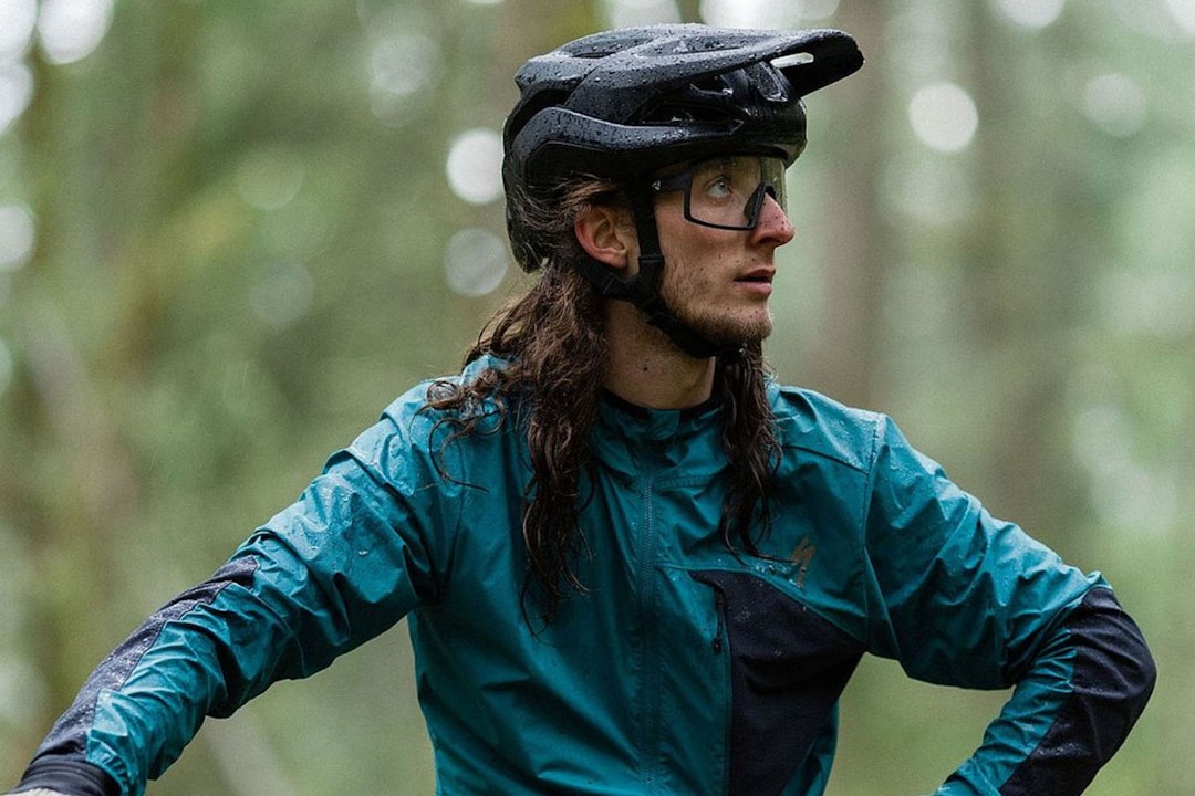 Det er noe eget i å være ute i felten og riktig kledd for alt som kommer. Foto: Specialized Det er noe eget i å være ute i felten og riktig kledd for alt som kommer. Foto: Specialized