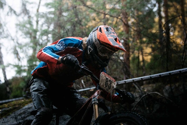 GJØRME: Oskar Omdal i røffe forhold under NC i utfor i Drammen Bike Park 2022. Foto: Leo Solland GJØRME: Oskar Omdal i røffe forhold under NC i utfor i Drammen Bike Park 2022. Foto: Leo Solland