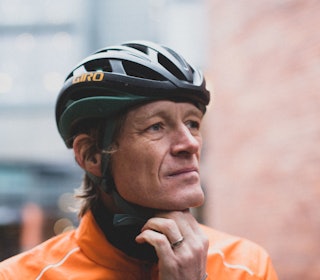 FOR SIKKERHET SKYLD: Enten du trener eller skal konkurrere, en hjelm som passer akkurat deg er en absolutt nødvendighet. Foto: Henrik Alpers. giro helios sykkelhjelm