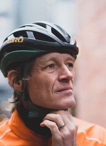 FOR SIKKERHET SKYLD: Enten du trener eller skal konkurrere, en hjelm som passer akkurat deg er en absolutt nødvendighet. Foto: Henrik Alpers. giro helios sykkelhjelm