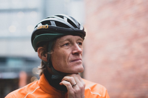 FOR SIKKERHET SKYLD: Enten du trener eller skal konkurrere, en hjelm som passer akkurat deg er en absolutt nødvendighet. Foto: Henrik Alpers. giro helios sykkelhjelm