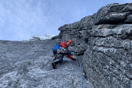 DIEDER-KLASSIKER: Asgeir Rusti på vei opp Romsdalens mest kjente (og fineste?) dieder med store sko og vinterklær. Foto: Torje Steinkjær