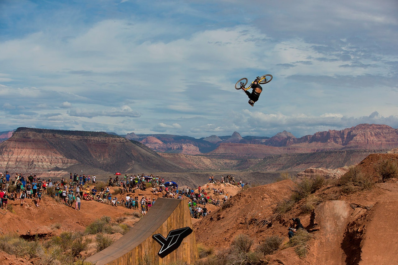 FLYTUR: Red Bull Rampage pleier sjelden å skuffe dem som synes store stunts er kult. Foto: Red Bull Conten Pool red bull rampage 2022