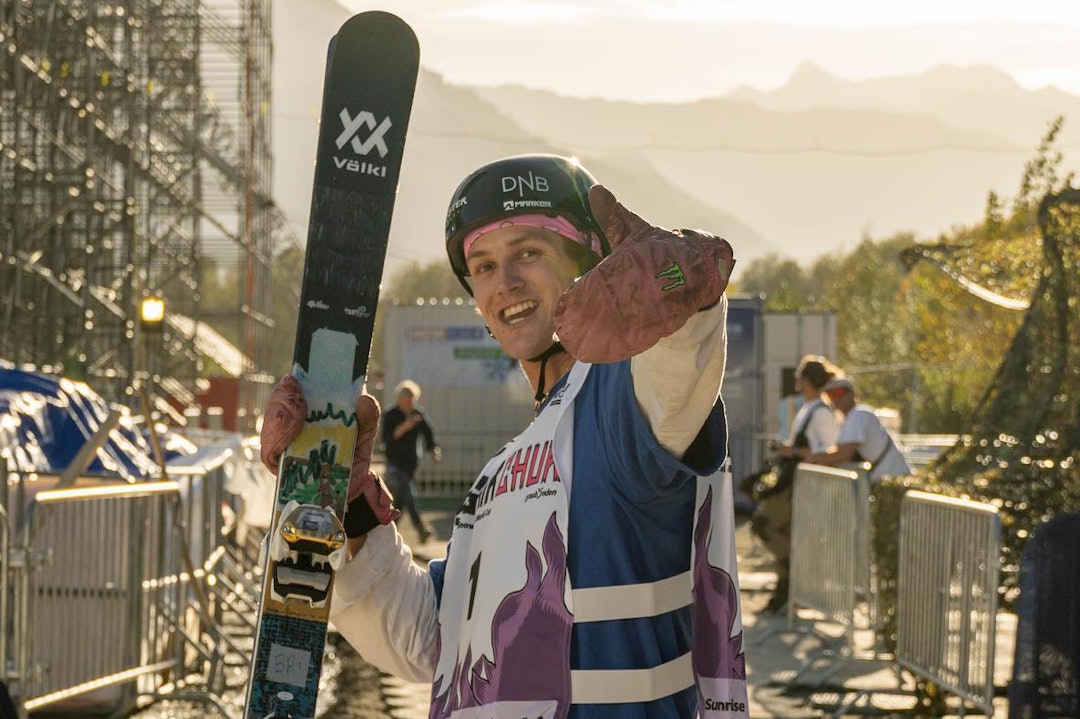 BIRK RUUD: Birk Ruud i godt humør i forkant av konkurransen sent fredag kveld. Foto: Nor Freeski Birk Ruud.