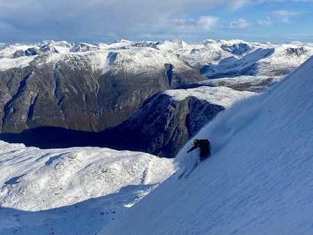 POWTOBER: David Lindgren nyter fantastiske snøforhold i Romsdalen i oktober 2022. Foto: Bjørn Kruse