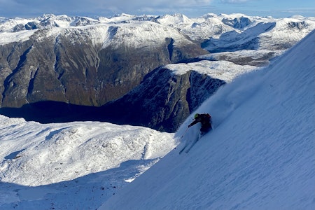 POWTOBER: David Lindgren nyter fantastiske snøforhold i Romsdalen i oktober 2022. Foto: Bjørn Kruse