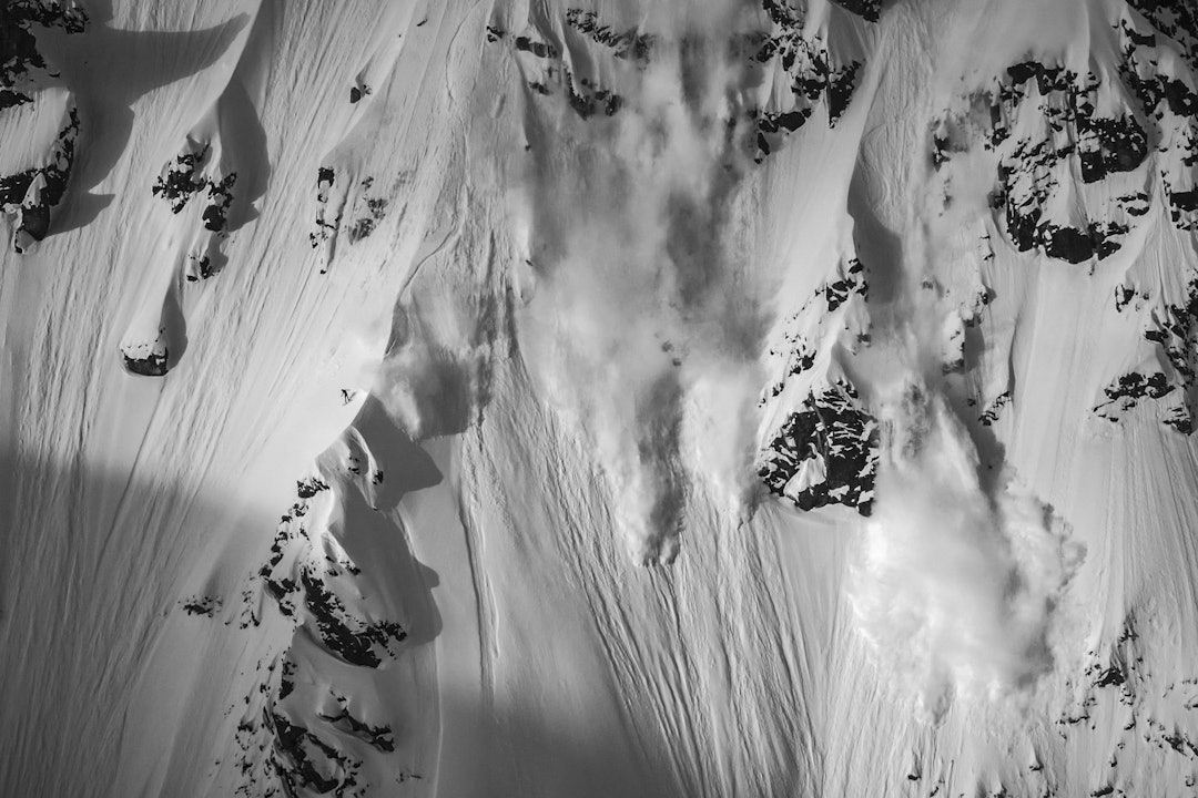 KLOKKETÅRNAN: Krister Kopola fanget under noen intense sekunder på vei ned Klokketårnan i Lyngen. Foto: Vegard Aasen KLOKKETÅRNAN: Krister Kopola fanget under noen intense sekunder på vei ned Klokketårnan i Lyngen. Foto: Vegard Aasen