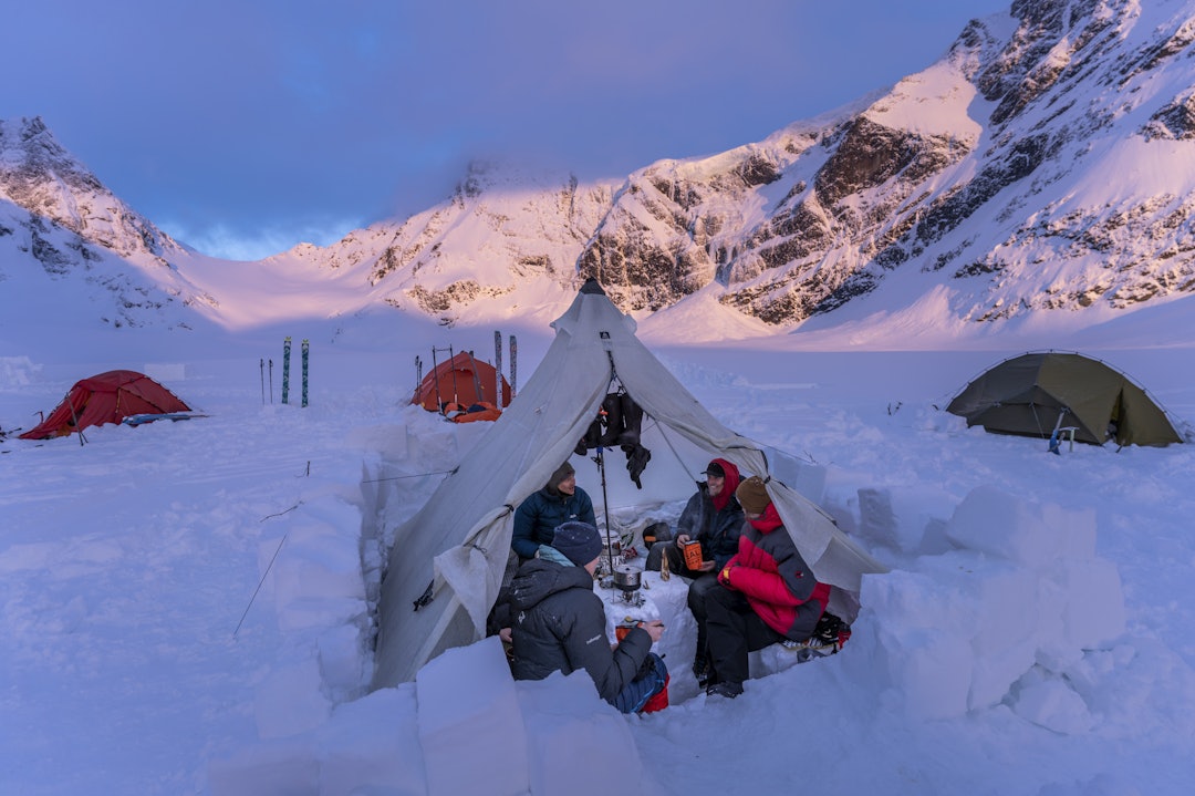 FØRSTE RAD: Campsite på Sydbreen i Lyngen. Foto: Vegard Aasen FØRSTE RAD: Campsite på Sydbreen i Lyngen. Foto: Vegard Aasen