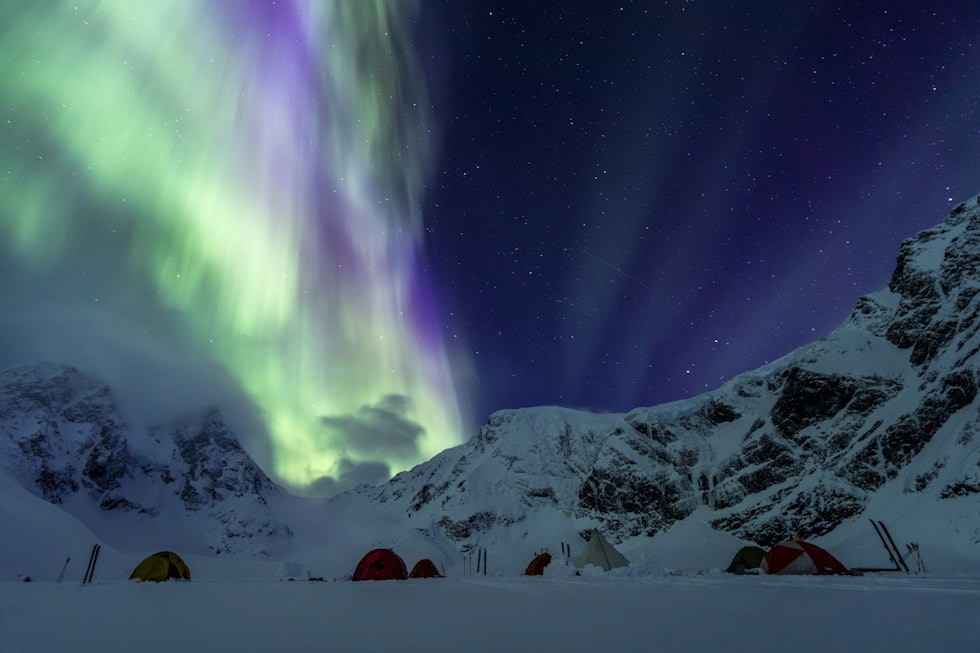 AURORA BOREALIS: Campen på Sydbreen i Lyngen under en storslått nordlys-himmel. Foto: Vegard Aasen