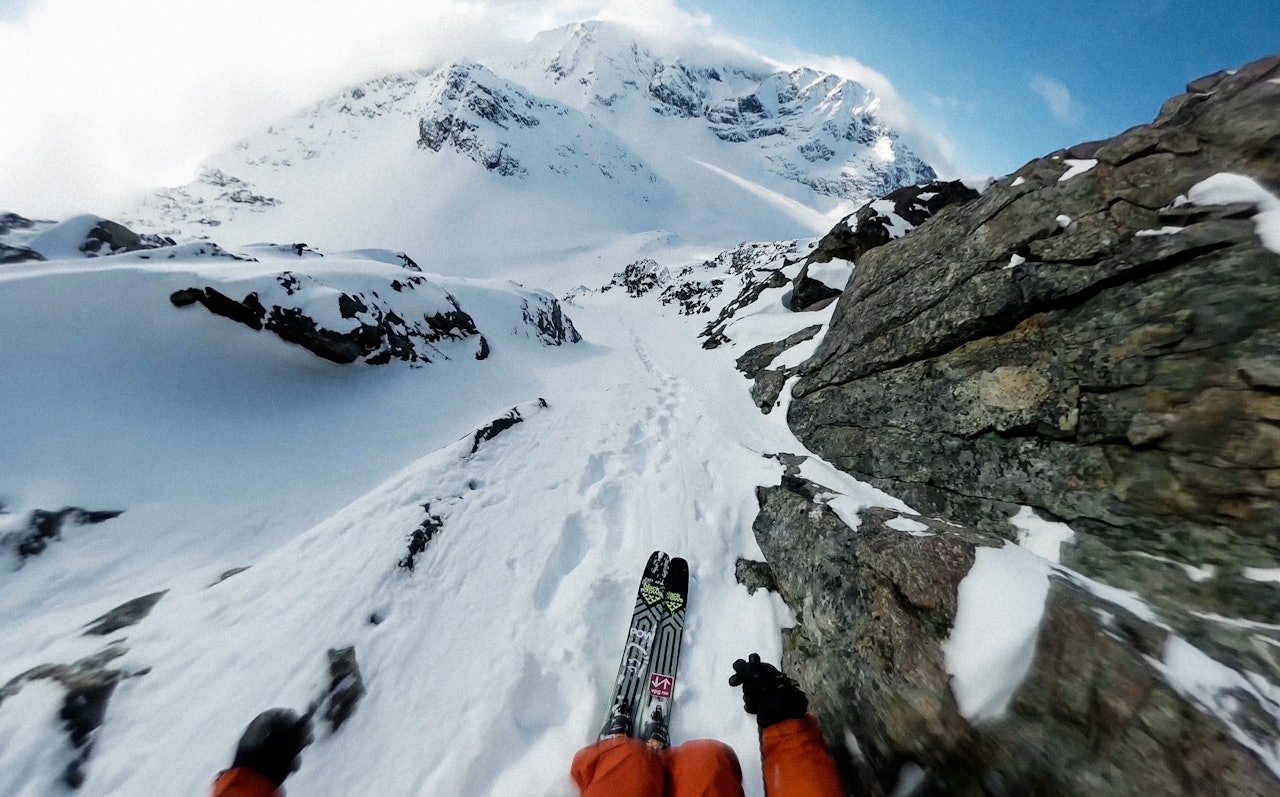 TRANGT: Noen av rennene Nikolai Schirmer trer seg gjennom i livet som skikjører, ville knapt gitt rom for en tykkere jakke. Skjermdump: Eulogy Of A Steep Skier TRANGT: Noen av rennene Nikolai Schirmer trer seg gjennom i livet som skikjører, ville knapt gitt rom for en tykkere jakke. Skjermdump: Eulogy Of A Steep Skier