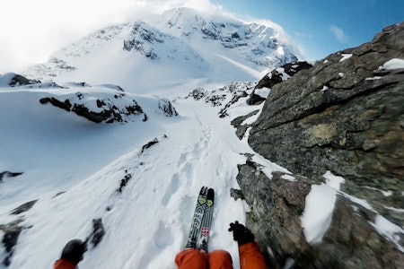 TRANGT: Noen av rennene Nikolai Schirmer trer seg gjennom i livet som skikjører, ville knapt gitt rom for en tykkere jakke. Skjermdump: Eulogy Of A Steep Skier TRANGT: Noen av rennene Nikolai Schirmer trer seg gjennom i livet som skikjører, ville knapt gitt rom for en tykkere jakke. Skjermdump: Eulogy Of A Steep Skier