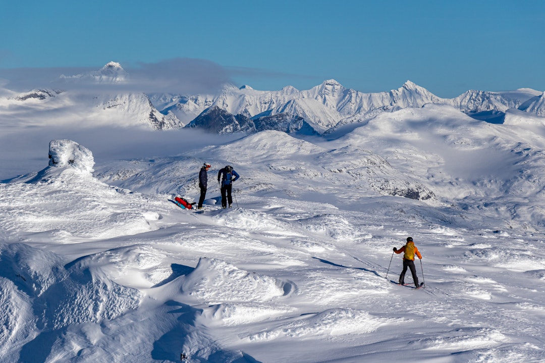 SIKT: Stilige omgivelser og bra med snø på toppen av Steindalsnosi. Foto: Simen Berg