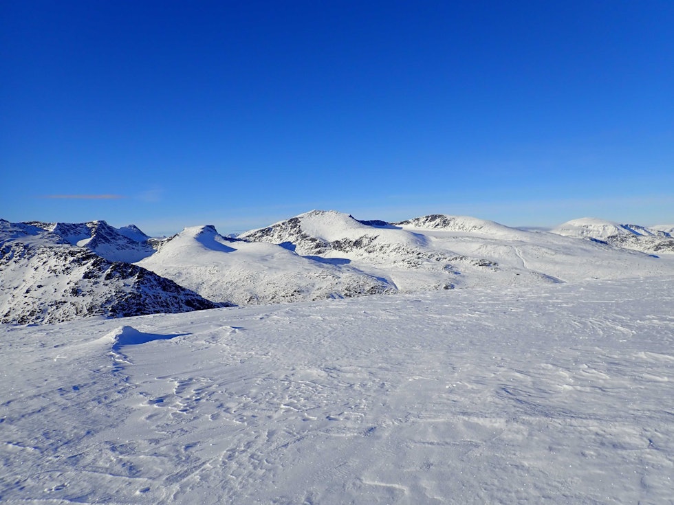 SNØRIKT: Utsiken fra Rasletind mot Tjønnholstind, Høgdebrotet og Steinflytind avslører ålreite snøforhold i Jotunheimen. Foto: Lisa Kvålshaugen Bjærum